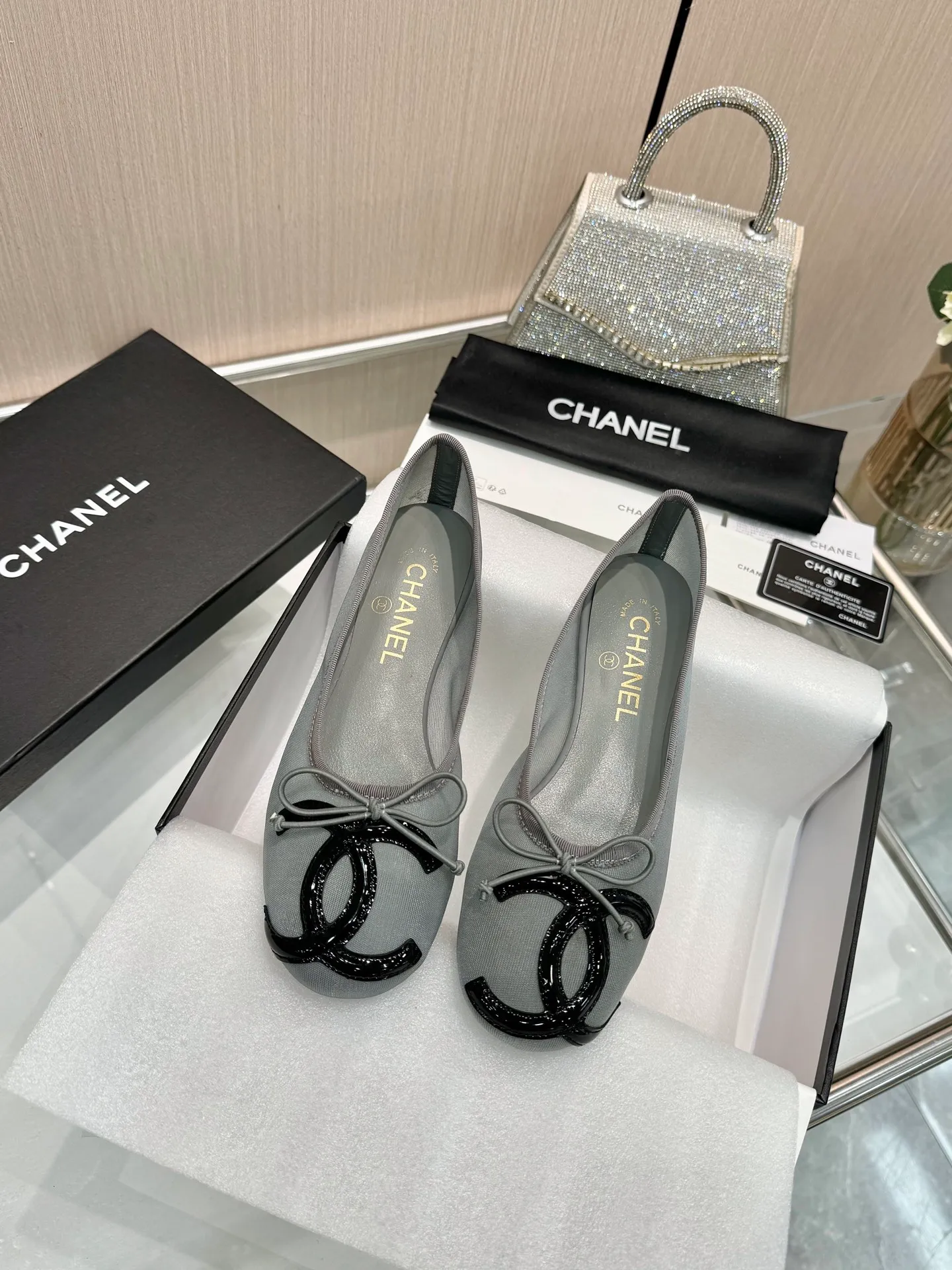 👟👟Ex-factory price 480👟👟 | ²⁰²5 𝐬𝐬 🤍🤎𝐂𝐇𝐀𝐍𝐄𝐋 Chanel 26A catwalk style handmade Mary Jane women's shoes. Ballet shoes are so amazing, the bow pattern is so cute! Even if I don’t wear flat shoes, I can’t resist the temptation! The second recommended pair of Chanel logo women's shoes has great texture and is versatile. It is made of lambskin and has an original two-color outsole. Size: 35-40 (41 can be customized and cannot be returned or exchanged)